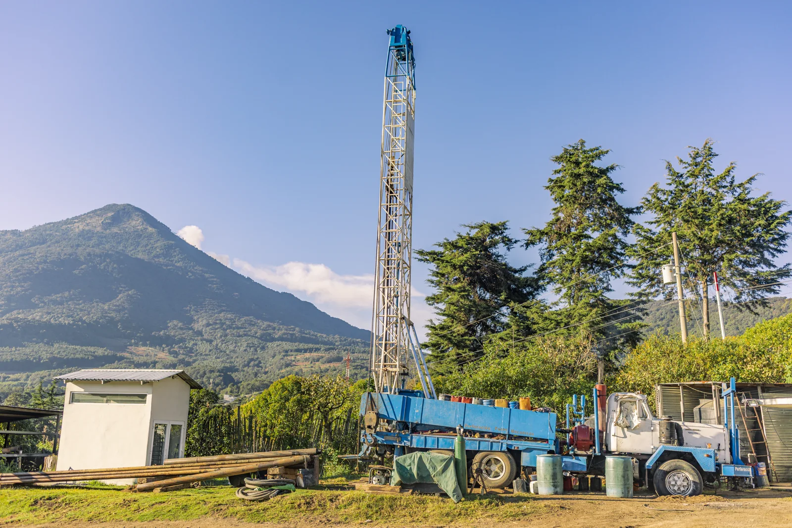 Perforadora y equipo en el proyecto Pozo Calderas