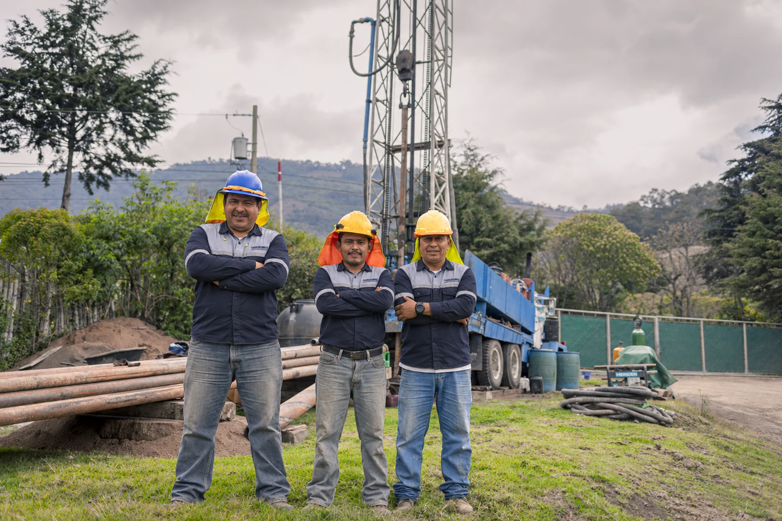 Integrantes del equipo en el archivo del proyecto Pozo Calderas