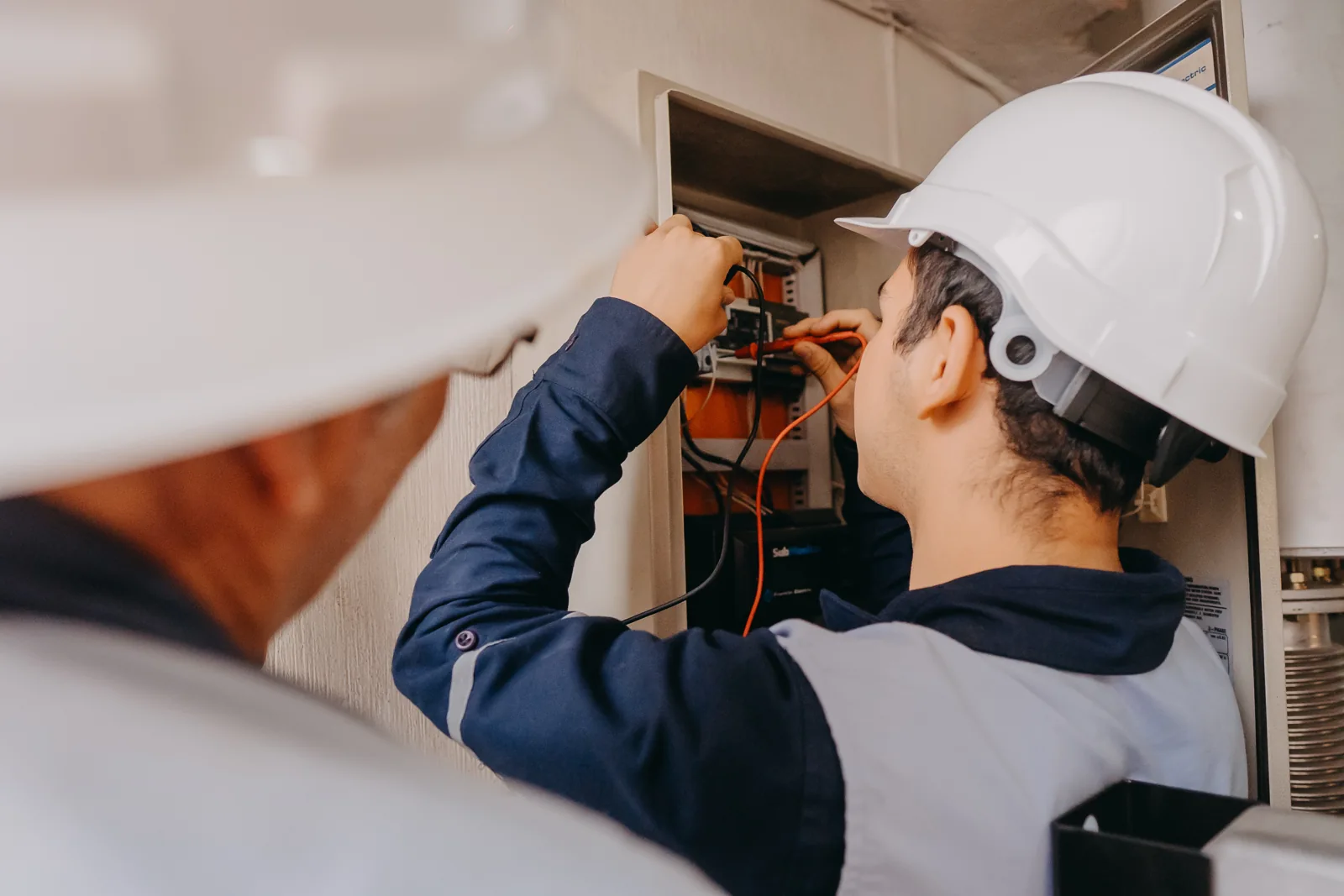 Técnico de Hidrobombas trabajando en un tablero de control