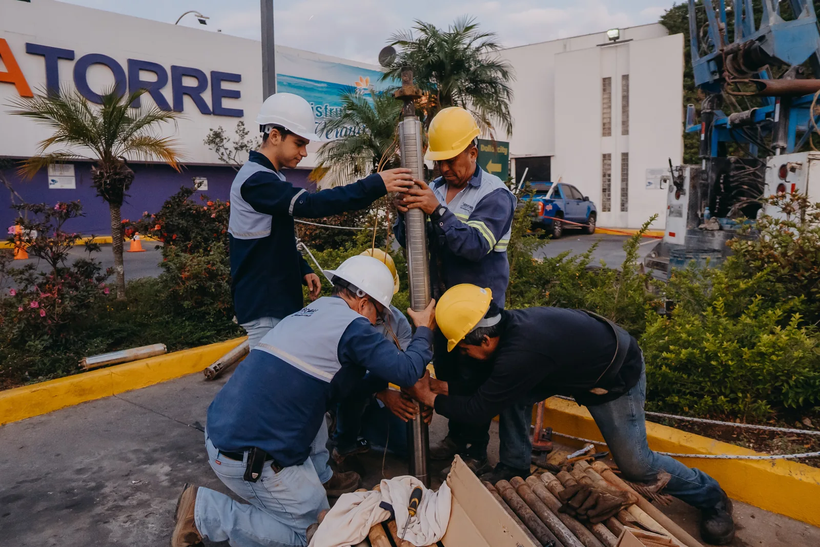 Especialistas de Hidrobombas montando un equipo de bombeo