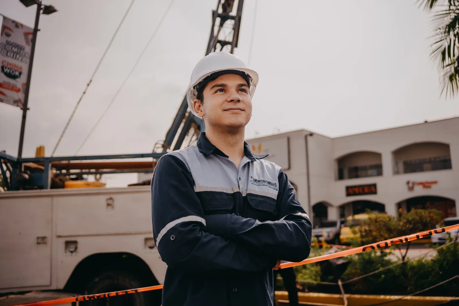 Integrante del equipo de Hidrobombas en un sitio de trabajo