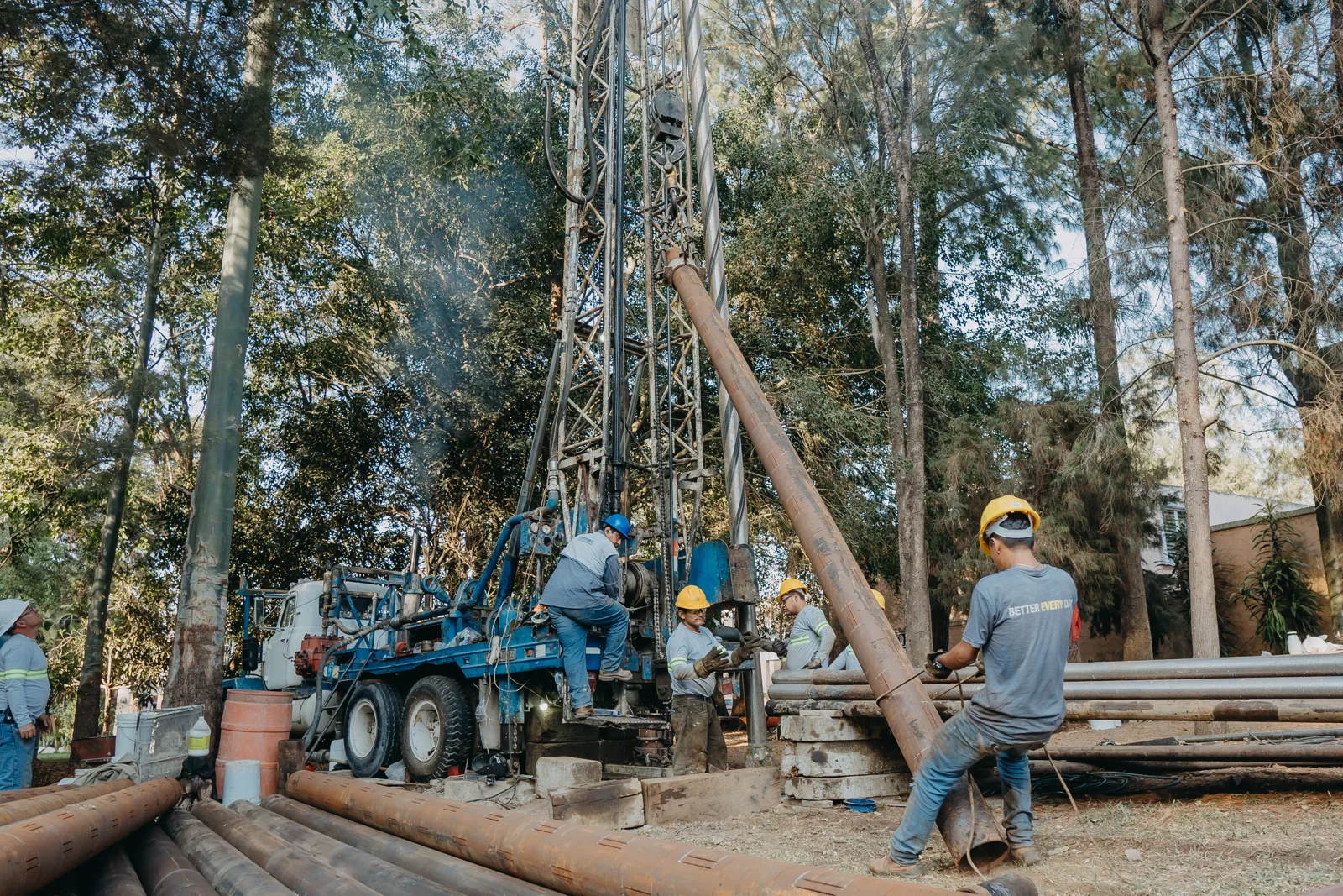 Equipo de Hidrobombas trabajando en la perforación de un pozo